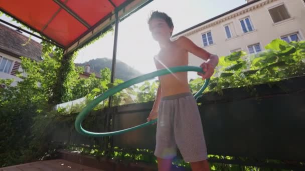 Unbekümmert Spielt Der Kleine Junge Draußen Sonnenlicht Mit Fackeln Hula — Stockvideo
