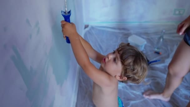 Malowanie Ścian Pomocą Wałka Malarskiego Uroczy Chłopczyk Maluje Sprzętem Kid — Wideo stockowe
