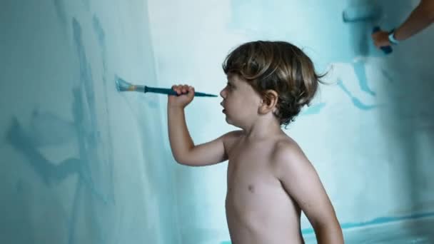 Barnmålning Vägg Med Färg Roller Förtjusande Liten Pojke Färger Med — Stockvideo
