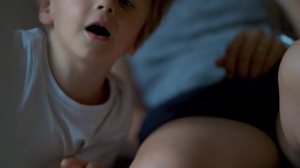 Gyerek Kanapén Nézi Képernyőt Kamera Előtt Kisfiú Leül Anya Mellé — Stock videók