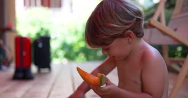 Kind Neemt Een Hap Van Gele Meloen Fruit Shirtless Kleine — Stockvideo