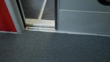Modern kapılar kapanıyor. Tren kayıyor. Metro kapısı kapanıyor.