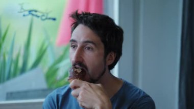 Dondurmayı seven mutlu bir adam güler ve güler. Dondurma yer.