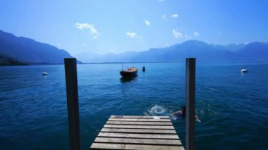 Göldeki ahşap iskele manzaralı dağ manzaralı.