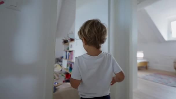 Niño Caminando Casa Entrando Dormitorio Detrás Niño Sala Juegos — Vídeos de Stock