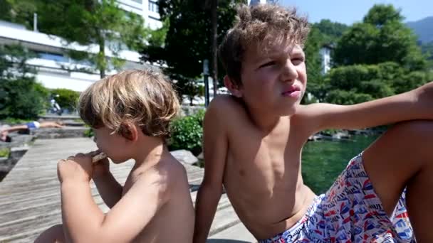 Дети Сидят Озерном Пирсе Рубашки Двое Братьев Сестер Солнечном Свете — стоковое видео