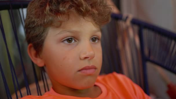 Großaufnahme Traurige Vorpubertäre Junge Gesicht Pensive Junge Kind Tagträume — Stockvideo