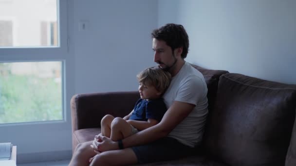 Pai Filho Assistindo Tela Cinema Sentados Sofá Casa Criança Colo — Vídeo de Stock