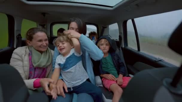 Счастливые Люди Внутри Машины Машут Руками Смеясь Улыбаясь Вместе Семья — стоковое видео