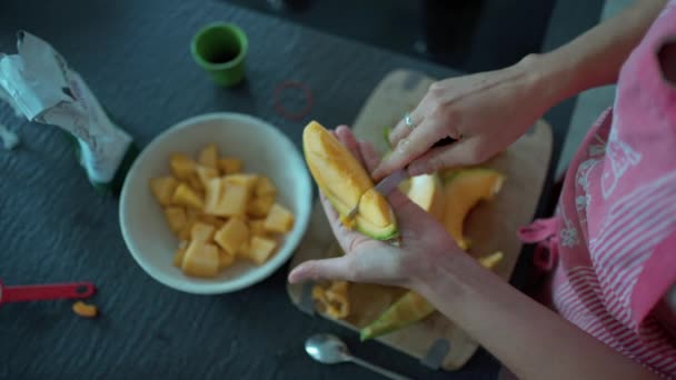 Couper Main Des Morceaux Melon Jaune Gros Plan Mains Tranchant — Video