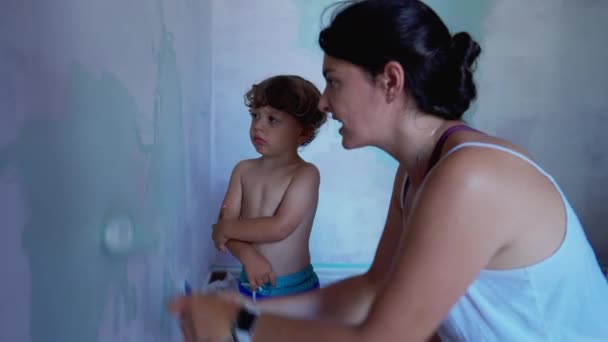 Anya Gyermek Festészet Fal Szülők Gyerekek Házfelújítást Végeznek Festőhengerrel Szoros — Stock videók