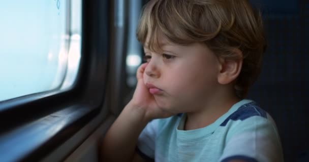 Один Нудний Маленький Хлопчик Подорожує Поїздом Рукою Підборідді Дитина Страждає — стокове відео