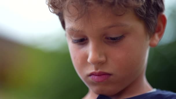 Jeden Soustředěný Chlapeček Úzkou Tváří Zaměřené Dítě Vážným Výrazem Přemýšlející — Stock video