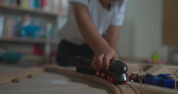 Niño Jugando Con Tren Juguete Pistas Madera Tradicionales Niño Juega — Vídeos de Stock