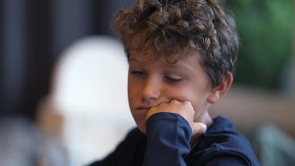Ledsen Ung Pojke Pensiv Barn Deprimerad Unge — Stockvideo