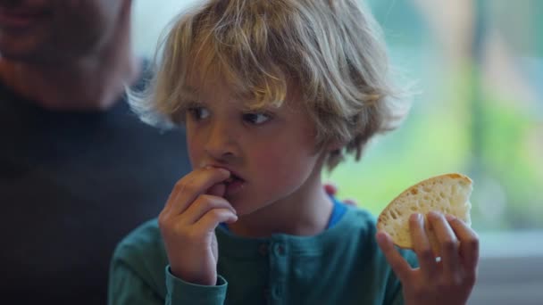 Bambino Pensieroso Mangiare Pane Seduto Ristorante Premuroso Bambino — Video Stock