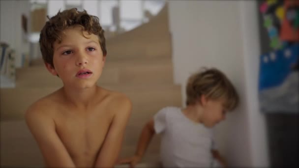 Pensiv Ung Pojke Närbild Ansikte Porträtt Ett Kontemplativt Barn Som — Stockvideo