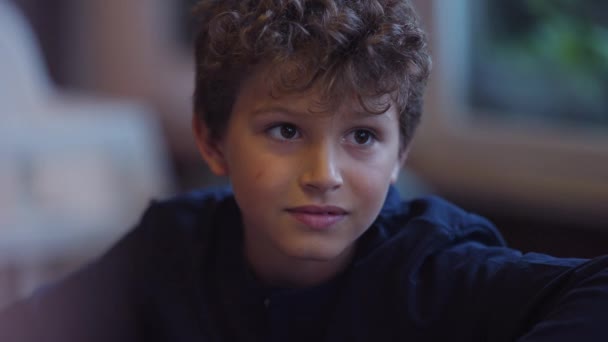 Pensiv Ung Pojke Porträtt Kontemplativ Barn Ansikte Närbild — Stockvideo