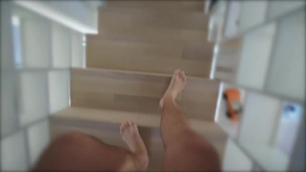 계단을 내려가는 사람의 Pov 집까지 걸어간다 계단에 사람들의 — 비디오