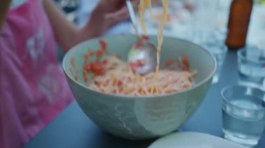 Kapalı tabakta spagetti servisi. Domates soslu makarna.