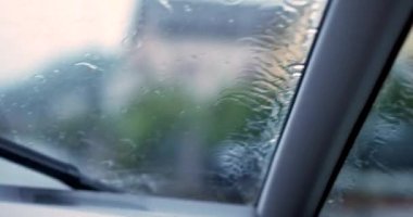 Yağmurda ön cam camı. Yağmurlu bir günde araba sürmek