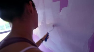 Ev tadilatı yapan bir kadın. Evi beyaz renkte boyamış biri. Boya uygulayan bir ressam 