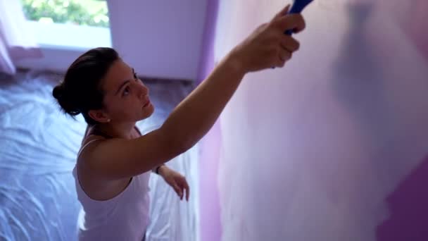Persona Che Dipinge Muro Prima Vernice Una Nuova Casa Donna — Video Stock