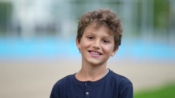 Porträtt Lycklig Stilig Ung Pojke Barnansiktet Står Utomhus Och Tittar — Stockvideo
