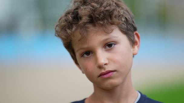 Portret Pewnego Poważnego Chłopca Bliska Patrzącego Kamerę Przemyślanym Wyrazem Twarzy — Wideo stockowe