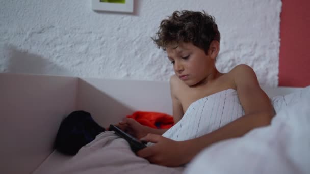 Preteen Boy Tempat Tidur Menatap Perangkat Permainan Anak Anak Menonton — Stok Video