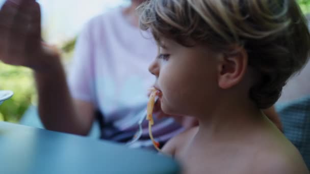 Liten Pojke Som Äter Spaghetti Till Lunch Barn Äter Pasta — Stockvideo