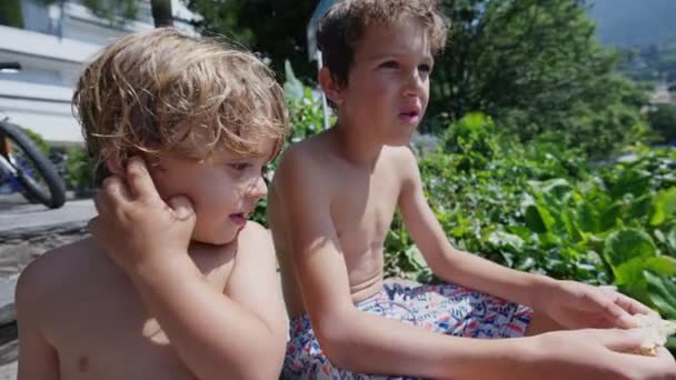 Meninos Pequenos Sentados Lado Fora Sem Camisa Dois Jovens Irmãos — Vídeo de Stock