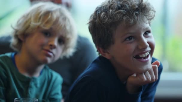 Lächelnde Kinder Offen Zwei Kinder Gesicht Nahaufnahme — Stockvideo