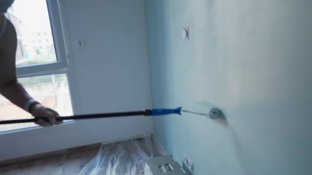 Duvarı Uzun Çubuklu Boya Makinesiyle Boyayan Bir Kadın Kadın Evi — Stok video