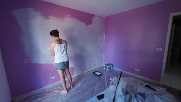 Mujer Pintando Apartamento Pared Con Rodillo Pintura Mujer Pinta Pared — Vídeo de stock