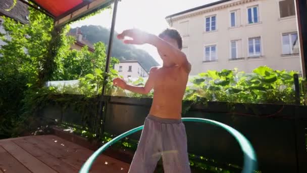 Preteen Criança Brincando Hula Hoop Casa Pátio Com Luz Solar — Vídeo de Stock