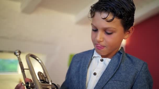 Молодий Хлопець Тренує Трубу Малюк Носить Офіційний Одяг Грає Музичному — стокове відео