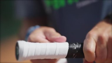 Oyuncu tenis sopasını değiştiriyor. Overgrip yakın çekim el yenileme spor ekipmanları 
