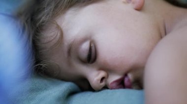 Çocuk uyuyan yakın çekim yüzü. Küçük bir çocuk uyuyor. Tatlı erkek çocuk kestiriyor..
