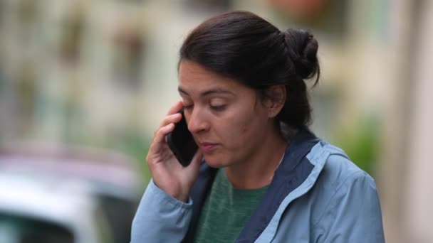 Jedna Szczera Kobieta Rozmawia Przez Telefon Zewnątrz Osoba Stojąca Ulicy — Wideo stockowe