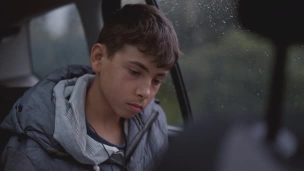 Penumpang Muda Dalam Mobil Candid Anak Kursi Belakang Kendaraan Selama — Stok Video