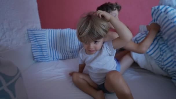Crianças Felizes Cama Manhã Rapazinho Giro Levantar Dos Lençóis Dois — Vídeo de Stock