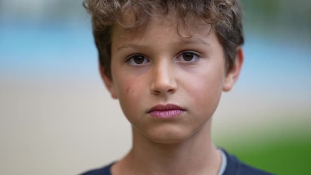 Boze Jongen Wordt Serieus Portret Gezicht Kind Veranderen Emotionele Expressie — Stockvideo
