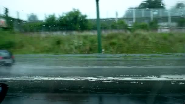 悪天候時の道路上の車の窓の運転に液滴 移動中の車両ガラスの高速道路の見通しは — ストック動画