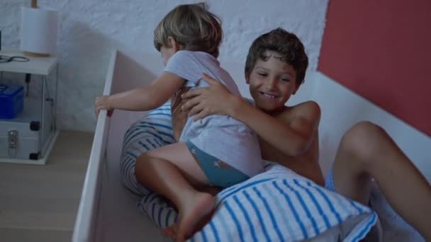 兄は兄とベッドシーツの下に寝そべっていた 本物の家族のケアの瞬間を逃した 二人の兄弟 — ストック動画