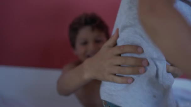 Ребенок Ударился Головой Травмы Младший Брат Ударился Головой Кровать Болезненное — стоковое видео