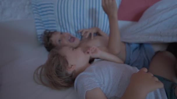 Dezvăluirea Doi Băieți Mici Sub Foi Pat Plapuma Copiii Fericiți — Videoclip de stoc