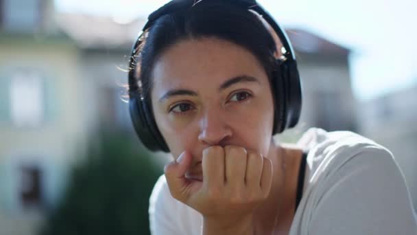 Soustředěná Žena Která Poslouchá Zprávy Podcastu Nosí Sluchátka Balkóně Osoba — Stock video