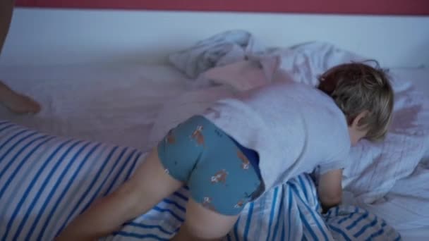 Szczęśliwe Dzieci Wskakujące Łóżka Dwóch Małych Braci Bawiących Się Podczas — Wideo stockowe