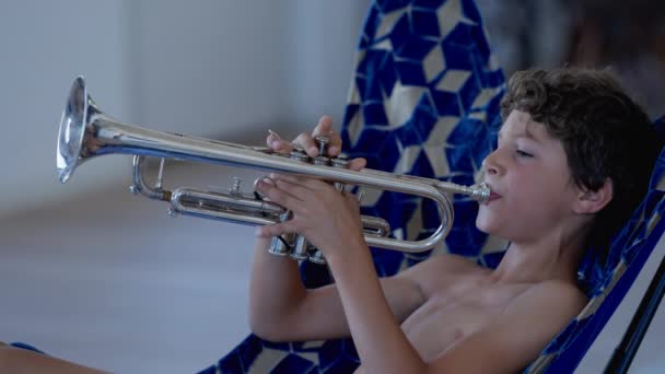 Joven Tocando Trompeta Niño Preadolescente Masculino Practicando Instrumentos Musicales Interiores — Vídeo de stock